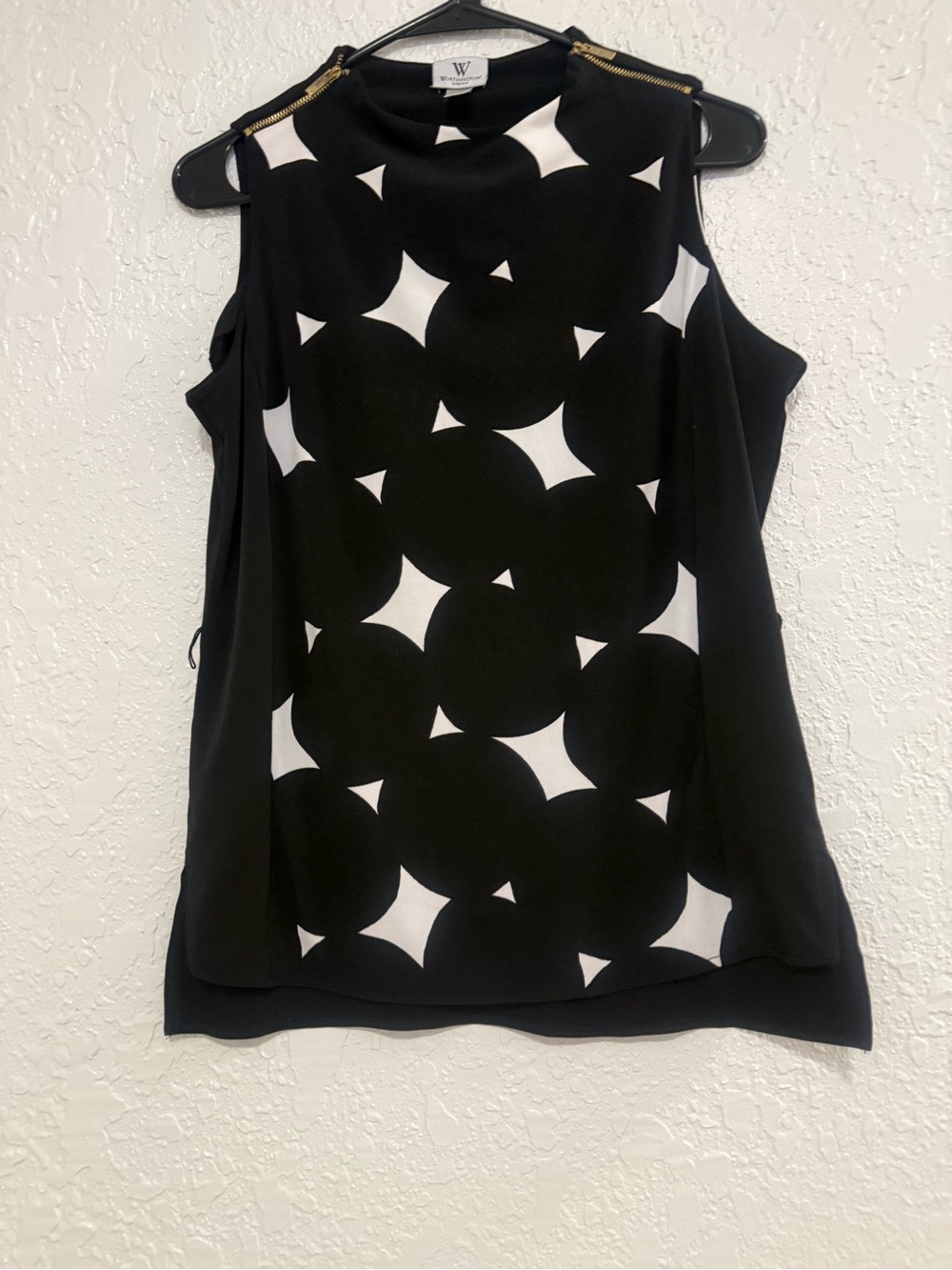 Worthington Black & White Geometric Sleeveless Zip-Shoulder Top